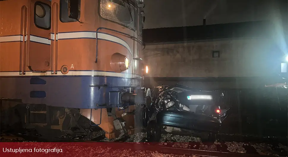 Воз ударио у аутомобил у Бањалуци, возило смрскано