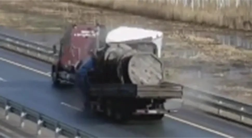 Снимљен тренутак застрашујуће несреће: Два камиона самљевена