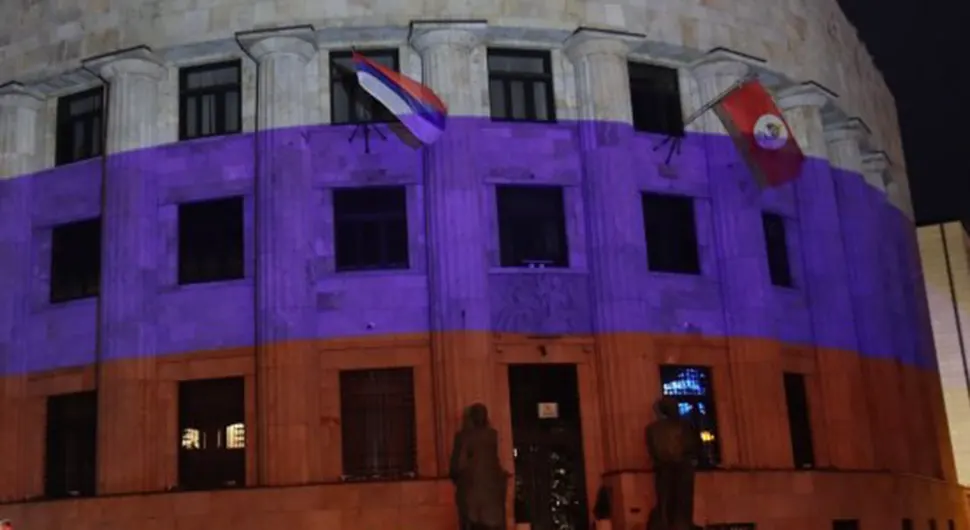 U čast pobjede Vladimira Putina - Palata Republike u bojama ruske zastave