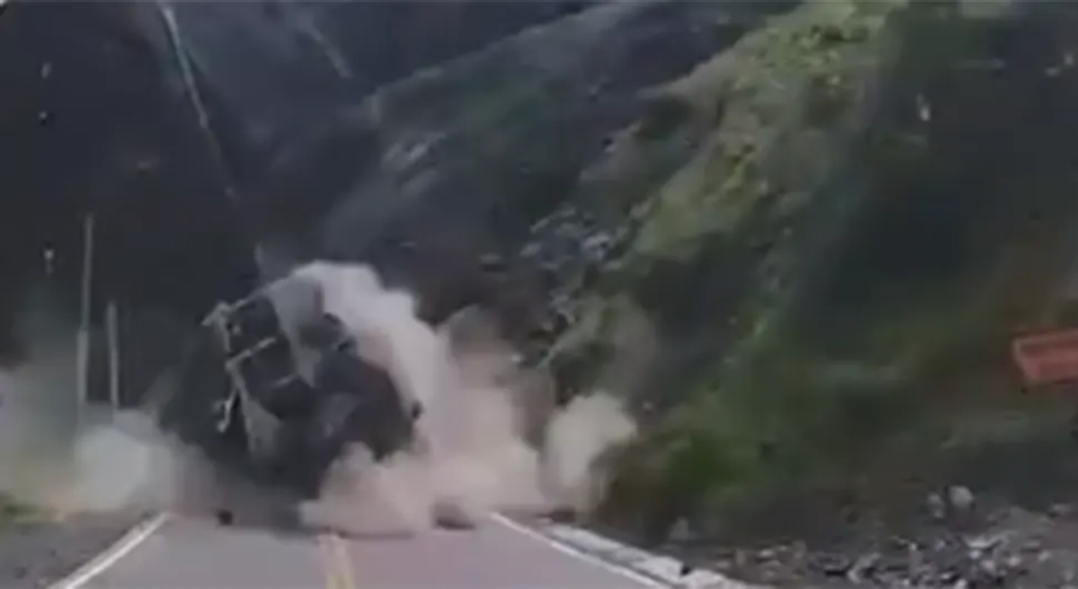 Stijena samljela kamion, nikom nije jasno kako je vozač živ