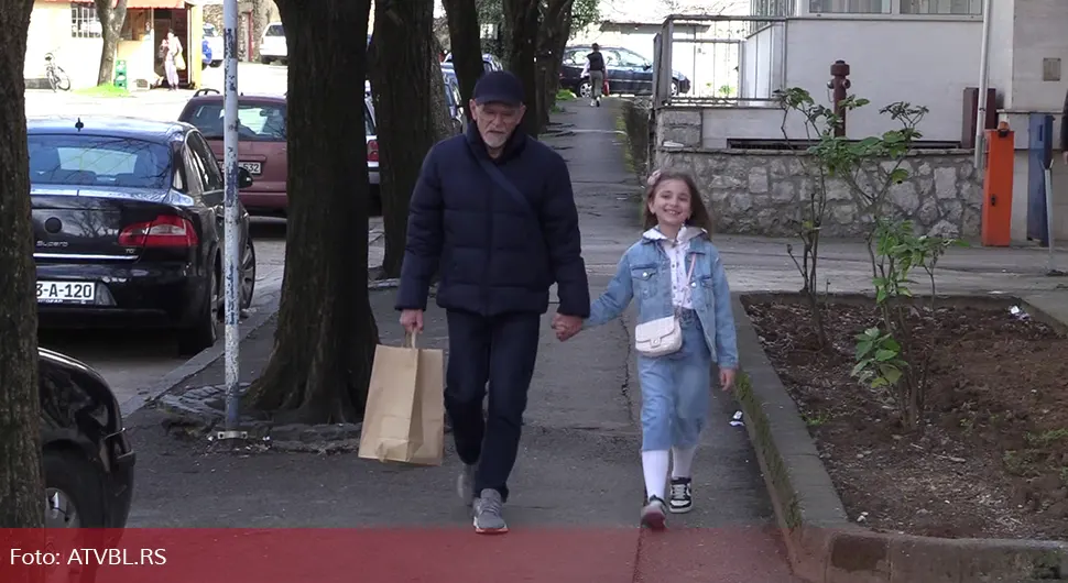 Djed i unuka prikupljajući čepove pomažu Udruženju roditelja djece sa autizmom