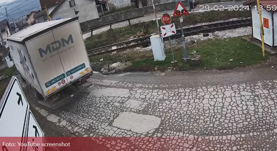 Камионом оштетио сигнализацију на пружном прелазу у Врбањи