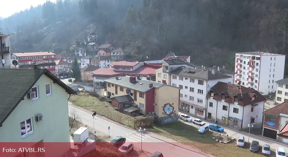 Djeca u Srebrenici klanjaju tokom nastave