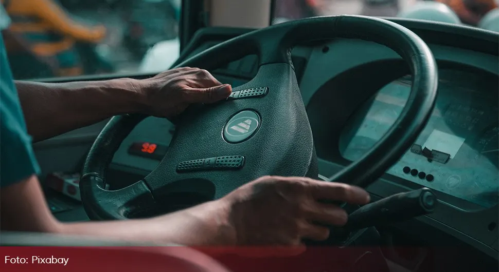 Vozač izgubio kontrolu: Iskrcao djecu, pa autobusom uletio u dvorište vrtića