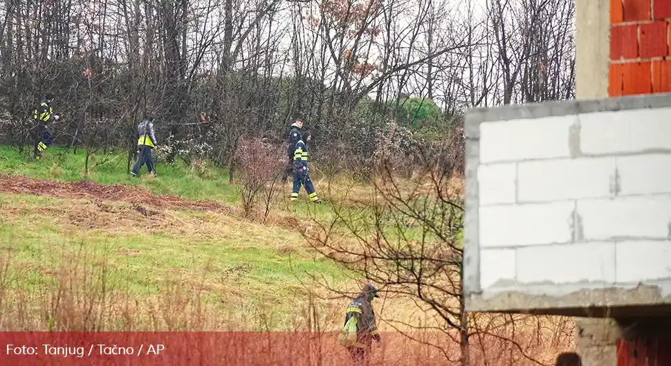 Полицајци и ватрогасци испред куће код које је нестала Данка (2)