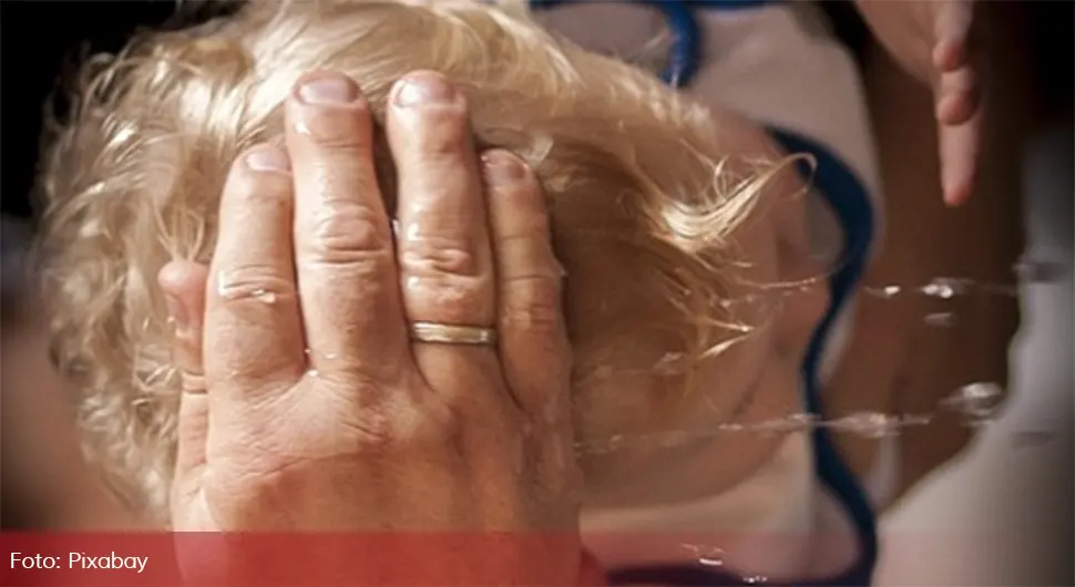 Koje su dužnosti kuma koji drži dijete na krštenju