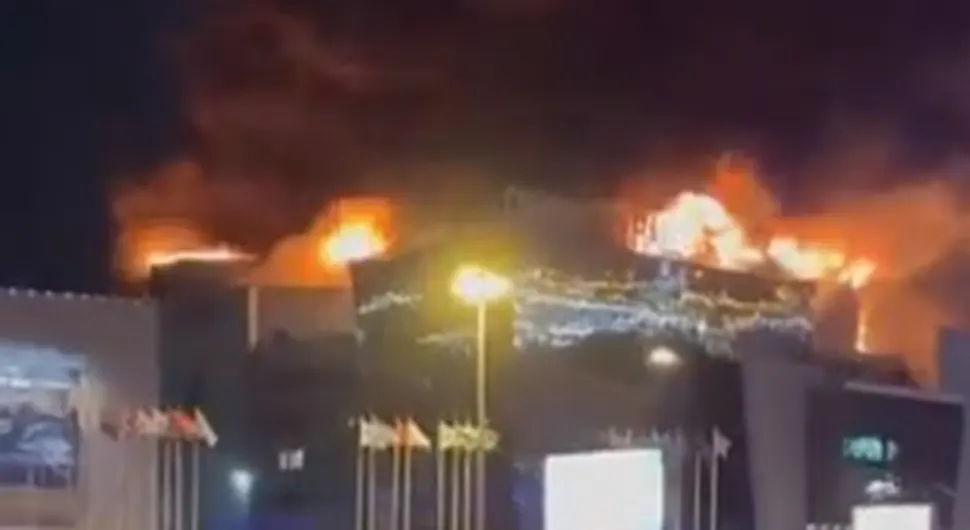 Појавио се снимак: Терористички напад у Москви, гори дворана