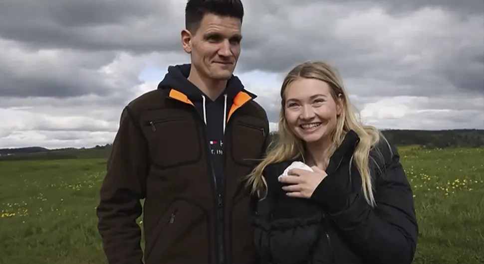 Djevojku zaprosio porukom u polju