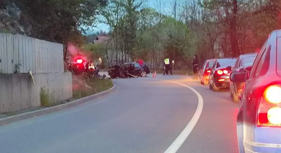 Automobil završio na krovu nakon žestokog sudara