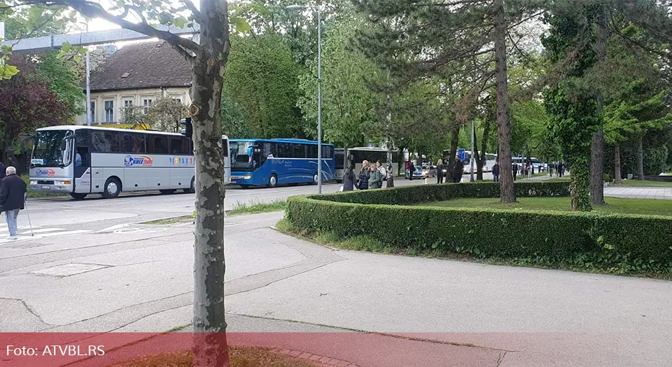 Више од 250 аутобуса са грађанима Српске стигло на митинг