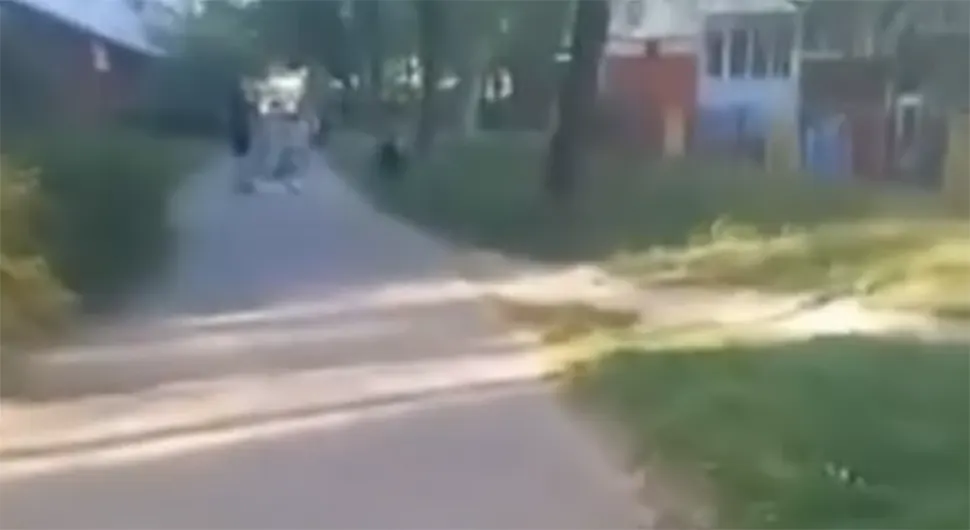 Nokautirao dijete nasred ulice, širi se uznemirujući snimak