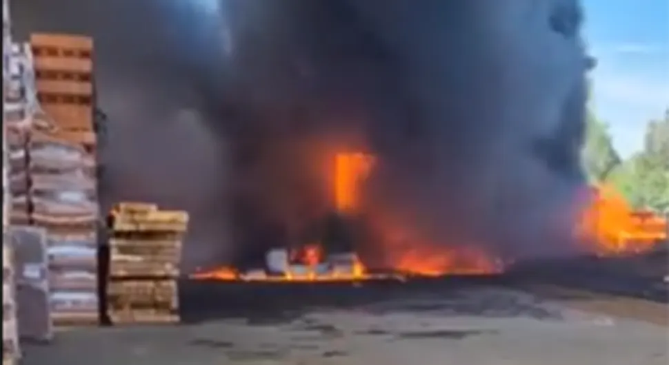 Драматични снимци: Велики пожар у бх. фирми