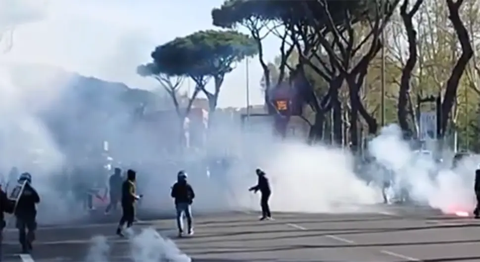 Хаос на улицама Рима: Стотине навијача у жестокој тучи уочи данашњег дербија