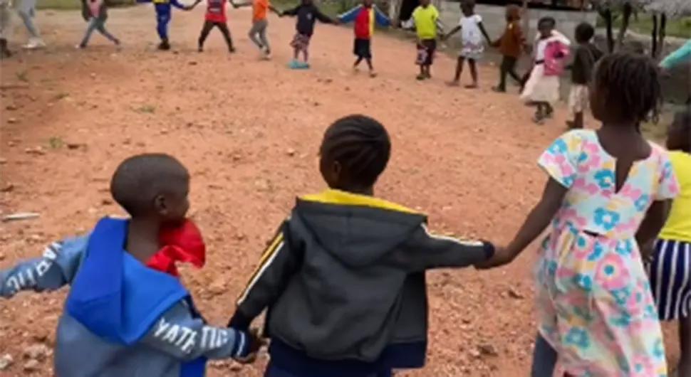 Дјеца у Африци играју уз српску пјесму
