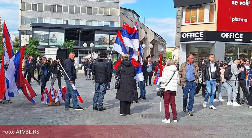 Српске тробојке на Тргу Крајине: Све спремно за митинг 