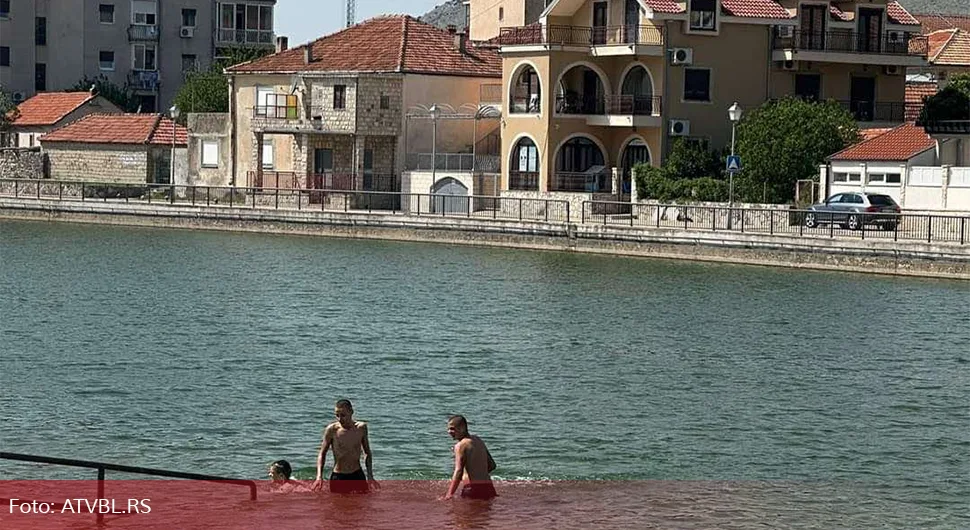 Ljetne temperature natjerale Trebinjce da se osvježe u bazenu; Zmija viđena u blizini centra