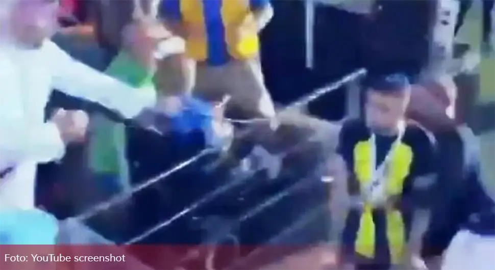 Одвратна сцена из Саудијске Арабије: Навијач бичевао фудбалера