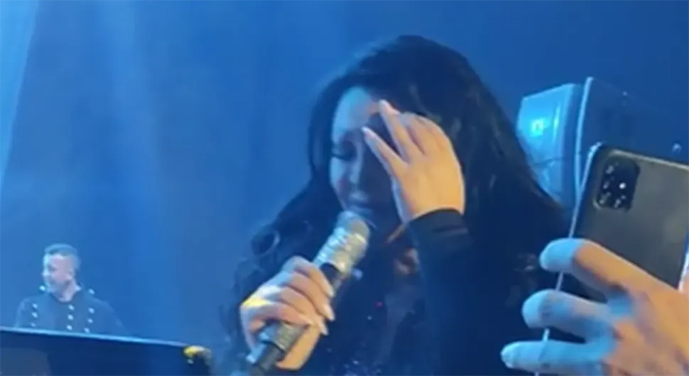 Plakala i jecala, pa kleknula na binu: Potresne scene sa koncerta Dragane Mirković