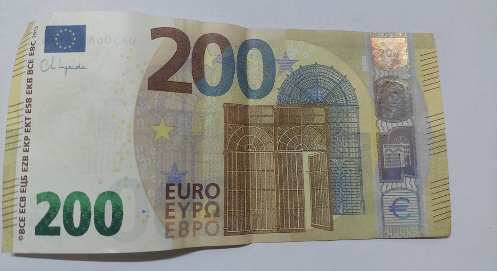 Tri osobe uhapšene zbog ”rasturanja” lažnih evra!
