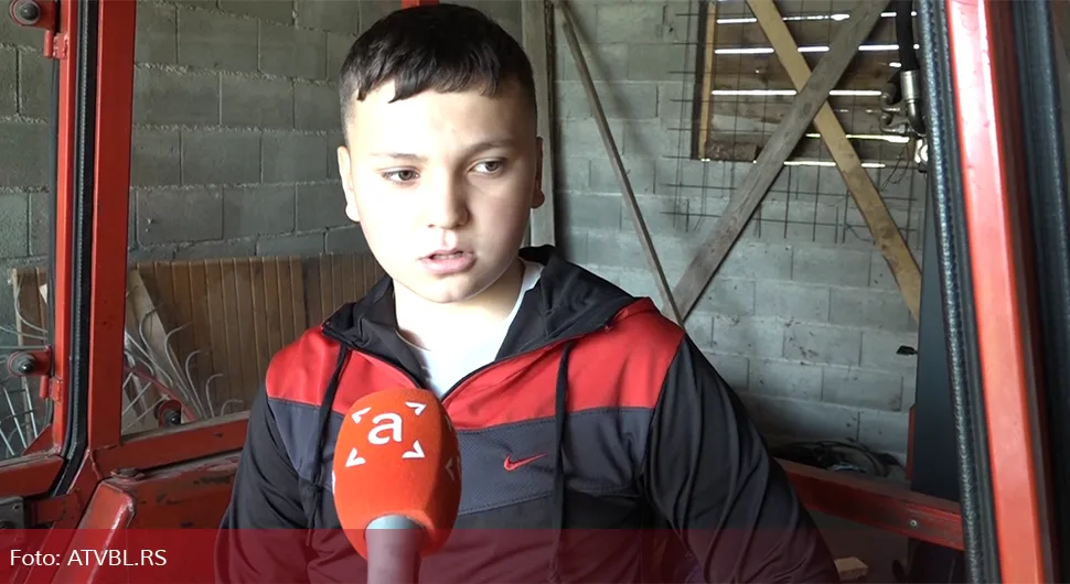 Miloš (13) glava domaćinstva: Od četvrte godine vozi traktor, poslije škole nema odmora