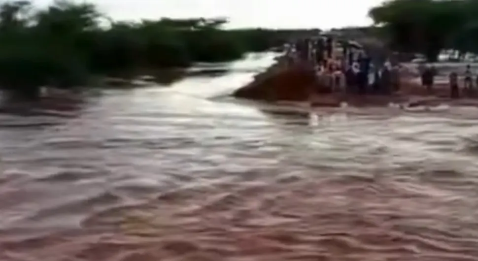 U poplavama nastradalo 13 osoba, 15.000 ljudi raseljeno (VIDЕO)