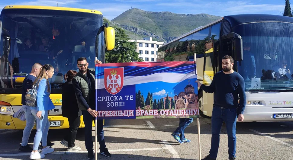 Требињци кренули на митинг 