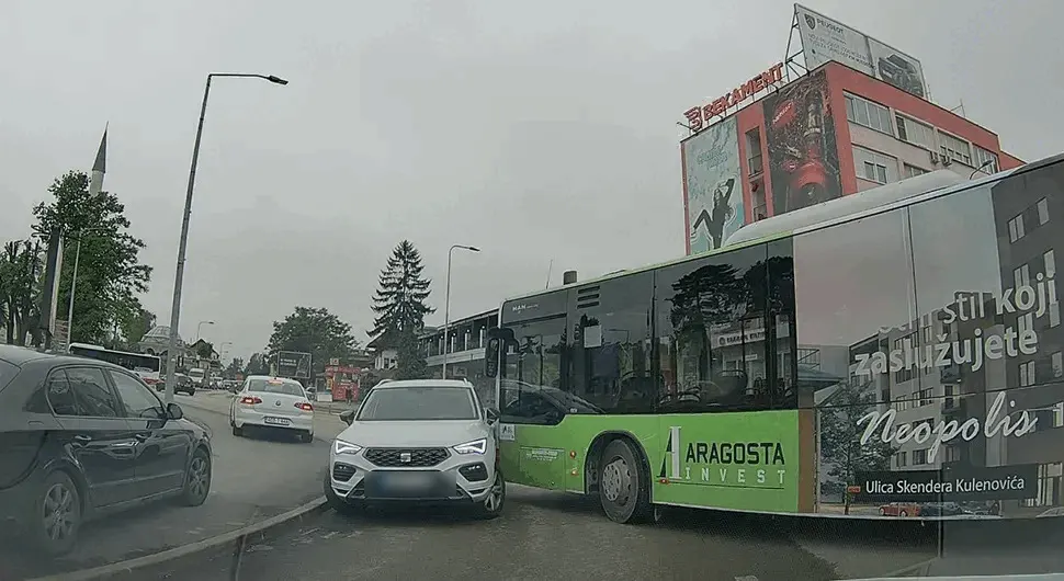 Судар аута и аутобуса у центру Бањалуке, саобраћај успорен