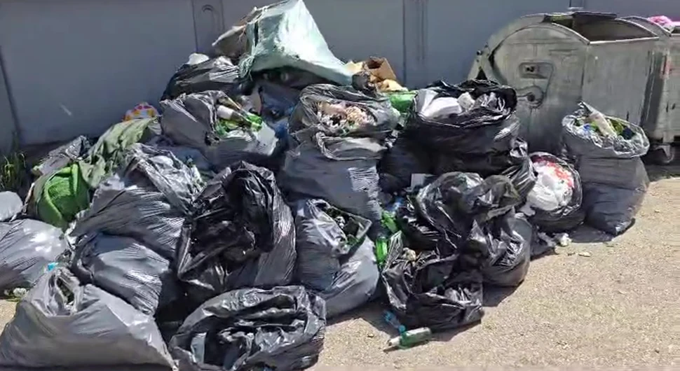 Divlje deponije u Banjaluci: Komunalci ne čiste pored, u kontejnerima nema mjesta