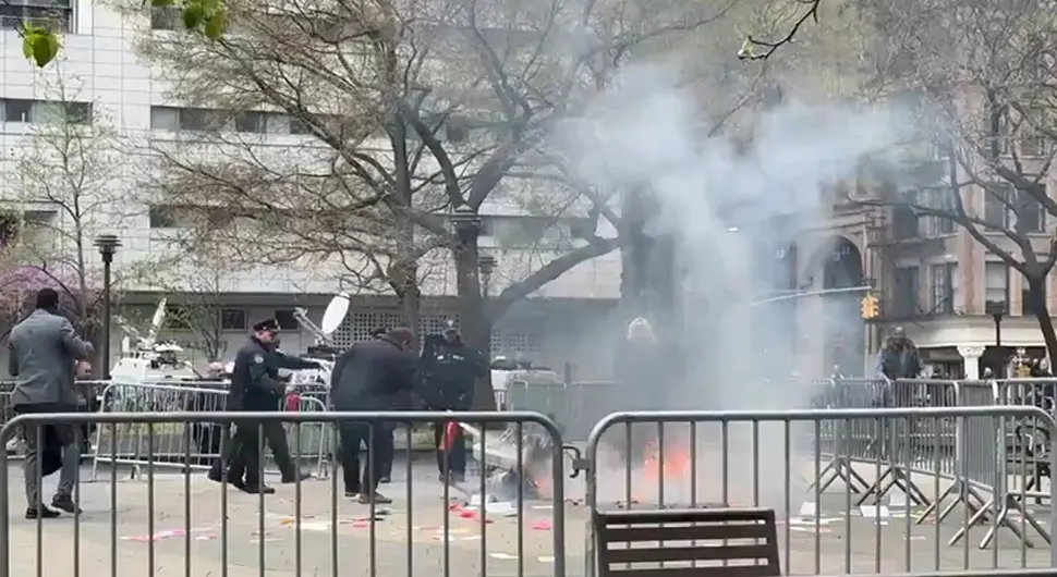 UZNЕMIRUJUĆЕ Muškarac se zapalio ispred suda u kome se sudi Trampu