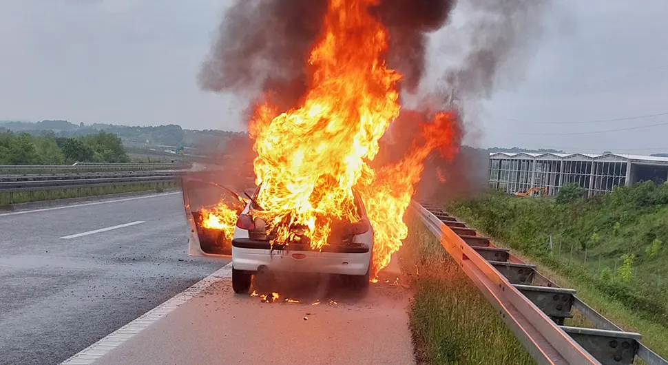 Vozilo u plamenu na auto-putu kod Prnjavora