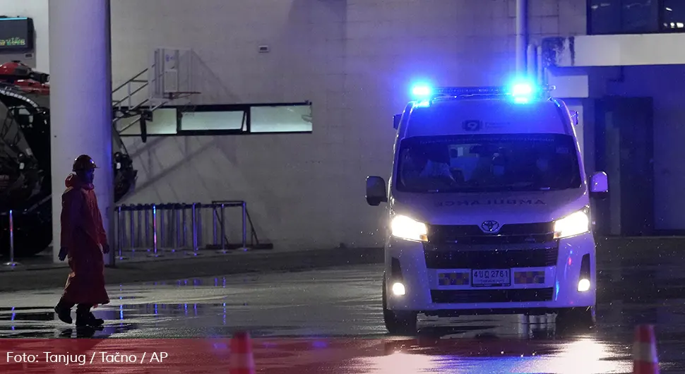 Након турбуленције авиона погинуло двоје људи, више од 30 повријеђено