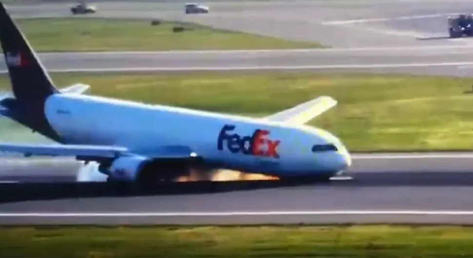 Drama na aerodromu: Avion morao da sleti na trup - VIDЕO