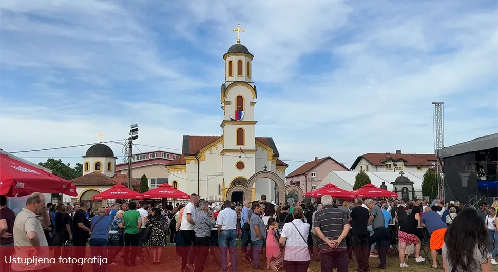 Veliki broj ljudi na koncertu 