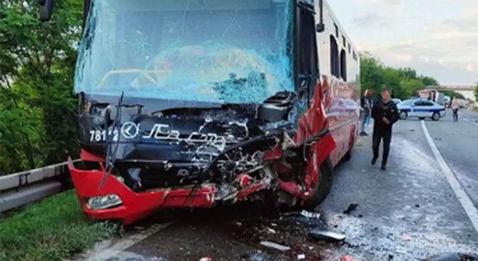 Stravični prizori na mjestu sudara autobusa i auta