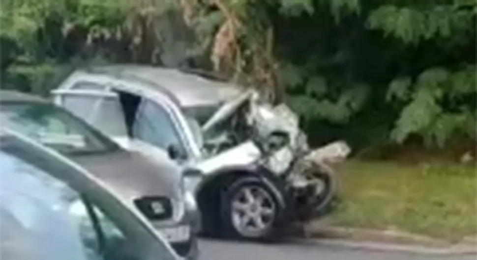 Direktan sudar autobusa i auta, vozilo potpuno zgužvano