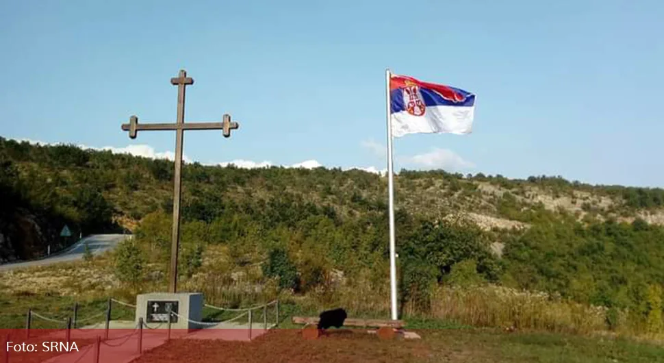 Српска тробојка на улазу у Дрвар у знак подршке Додику и Вучићу