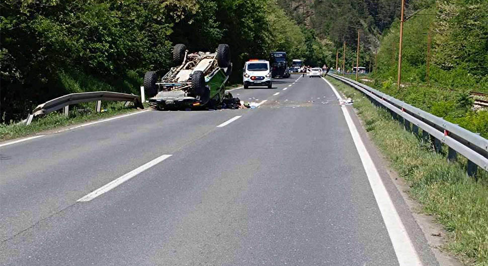 Teška nesreća u BiH: Auto na krovu, više povrijeđenih