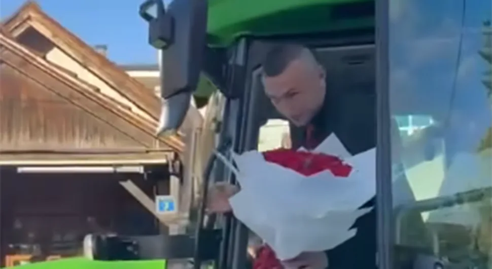 Елегантно обучен и са букетом ружа на матуру дошао у трактору