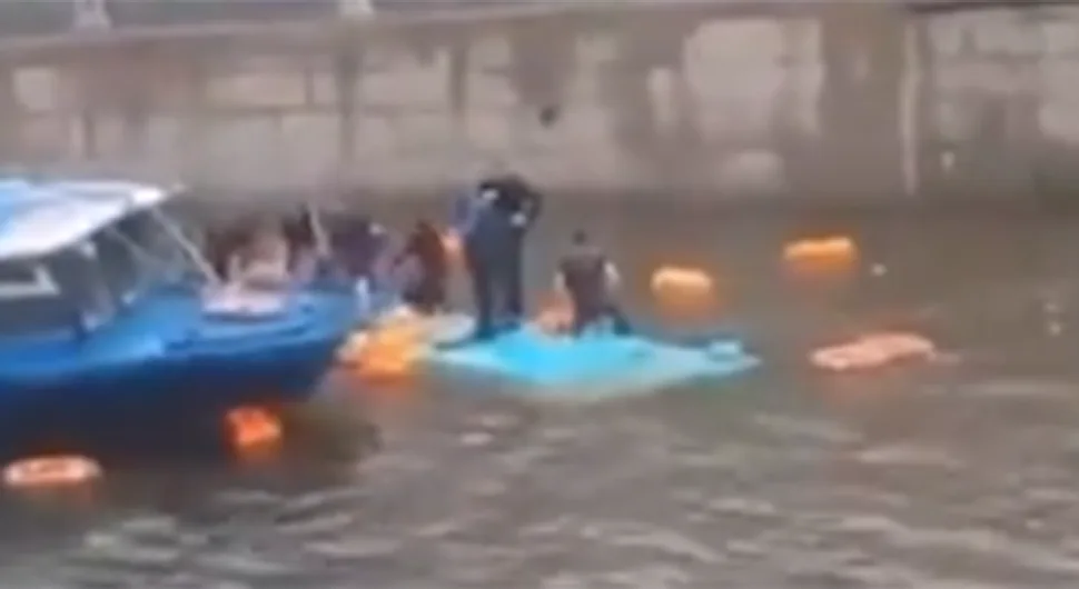 Autobus sa 20 putnika upao u rijeku, pet osoba poginulo