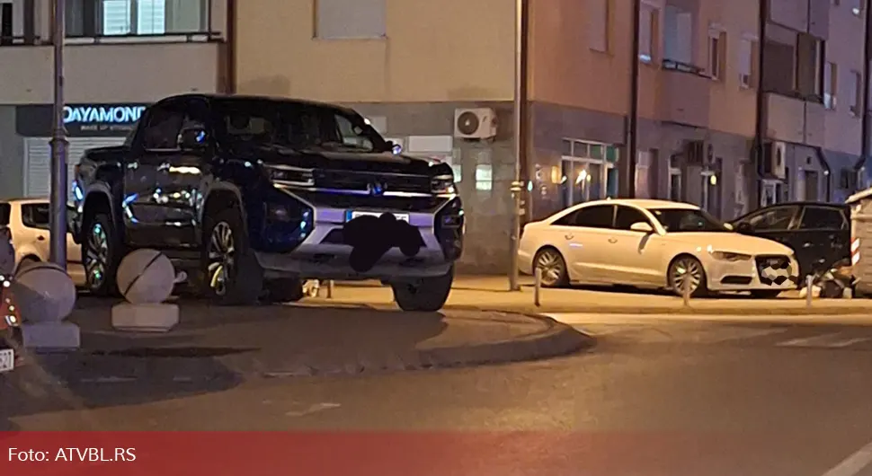 Нови паркинг 'мајстор' у Бањалуци: Блокирао тротоар и прилаз за инвалиде