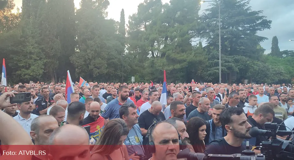 Подгорица: Народ устао против подршке срамној резолуцији о Сребреници!