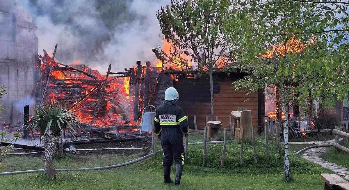 Пожар захватио ресторан у Рибнику