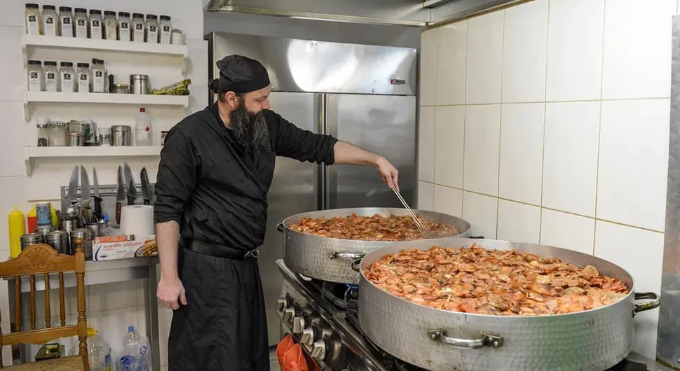 Monasi pokazali kako farbaju jaja u Hilandaru i oduševili Srbe