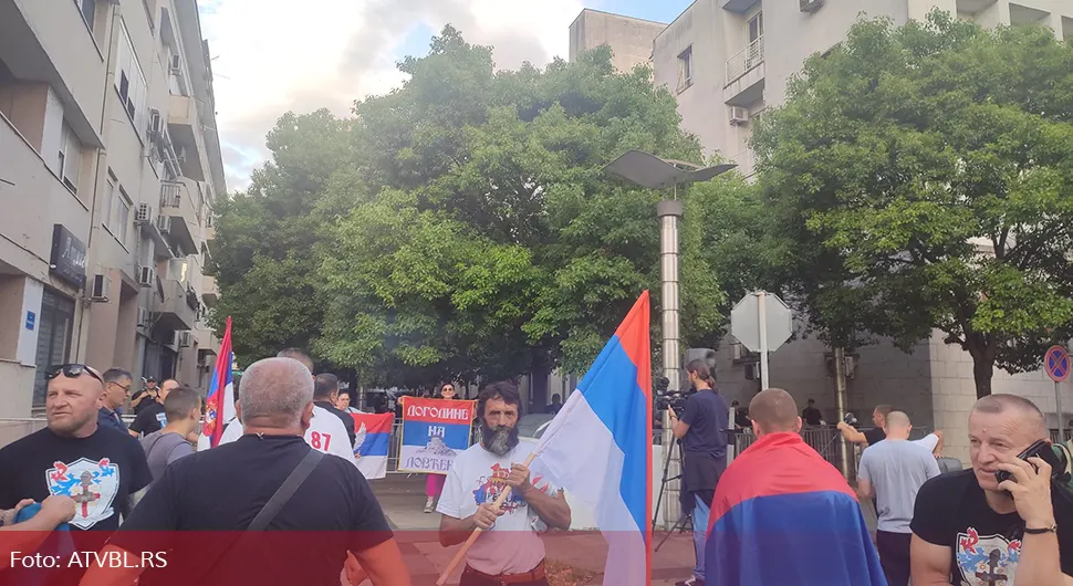 Подгорица: Протест због резолуције о Сребреници, народ се окупља