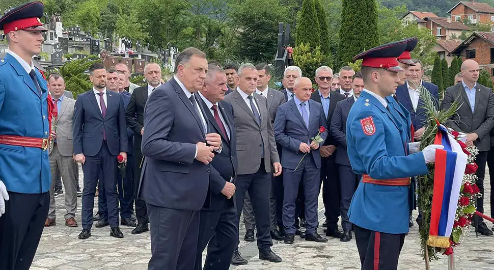 Званичници Српске положили вијенце на централни спомен-крст на братуначком гробљу