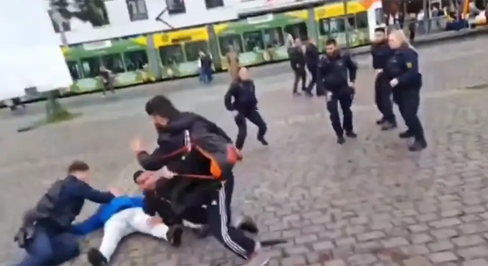 УЗНЕМИРУЈУЋИ ВИДЕО: Терориста забио полицајцу нож у врат, а онда се чује пуцањ!