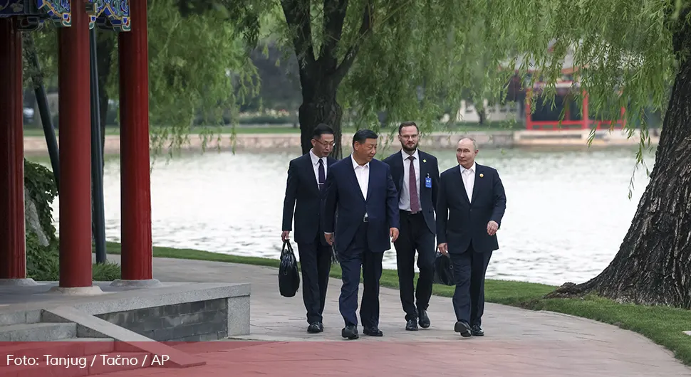 Šta je u misterioznim torbama pored Putina i Sija