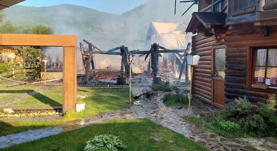 У пожару изгорјели ресторан ”Комуна” и апартмани, нема повријеђених