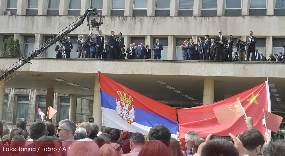 Хиљаде људи аплаузом поздравило Си Ђинпинга: На такву љубав неће наићи