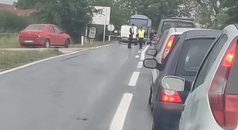 Teška nesreća: Poginuo pješak, udario ga autobus!